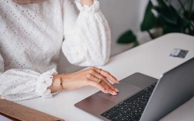 une femme fait une simulation de logement social